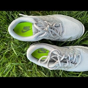 SOLD** women’s nikes!